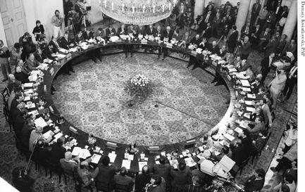 Uncivil Society: 1989 and the Implosion of the Communist Establishment