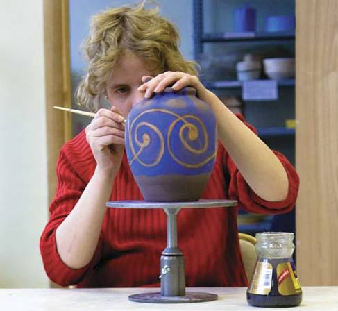 Обучение основам ремесла и развитие общения на занятиях в керамической мастерской